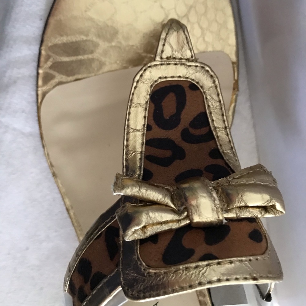 Isaac Mizrahi Belgian thong wedge sandal w/detail bow tan/gold 9 NWB